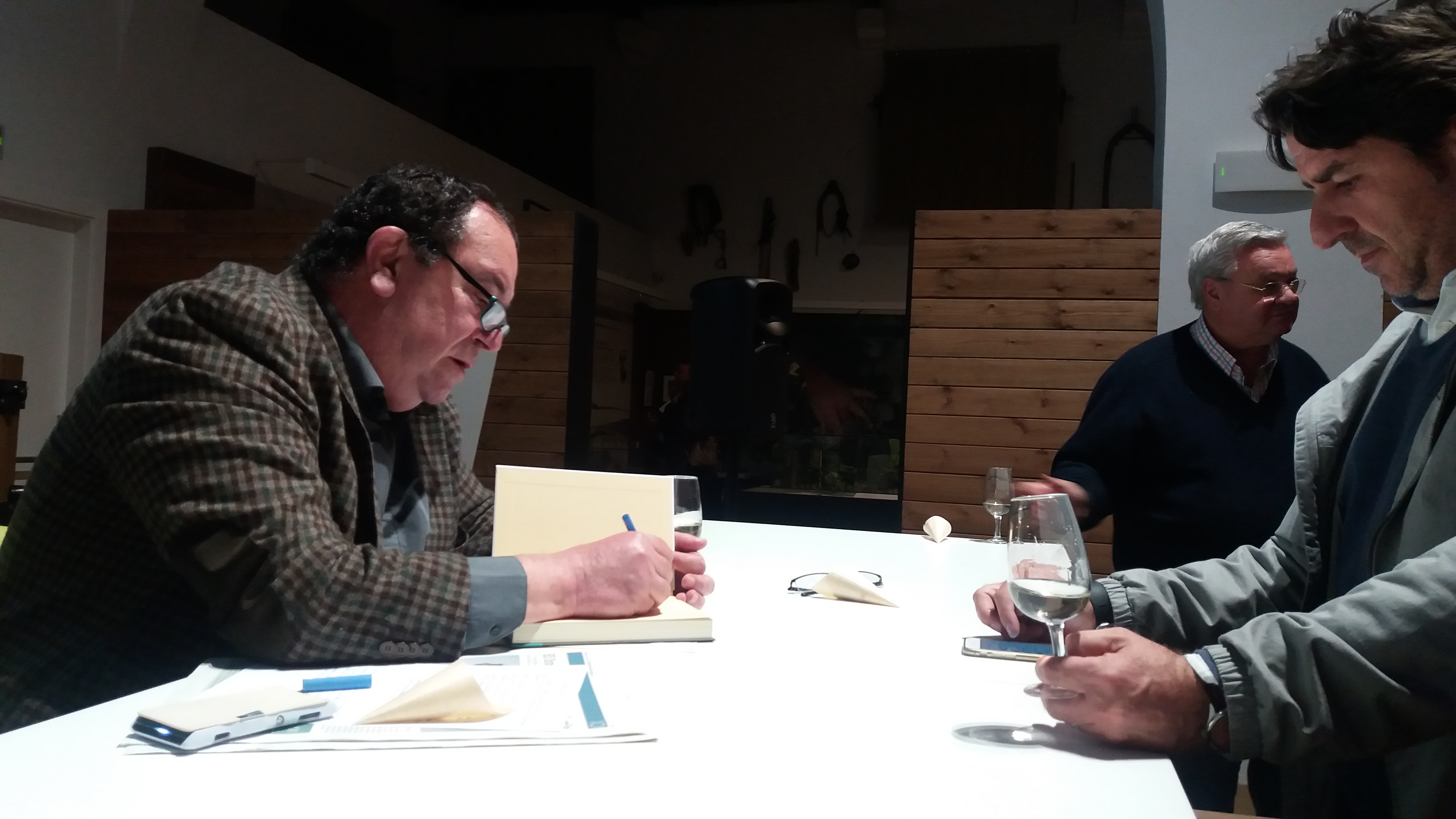El autor firmando libros